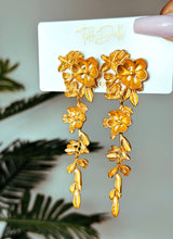 Charger l&#39;image dans la galerie, Keyshia’s Rose Garden Earrings
