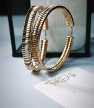 Cargar imagen en el visor de la galería, Nu Nu London Gold Hoop Earrings
