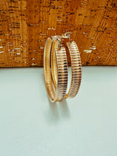 Charger l&#39;image dans la galerie, Nu Nu London Gold Hoop Earrings
