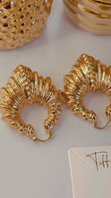 Video laden en afspelen in Gallery-weergave, Vesla Vii Gold Earrings
