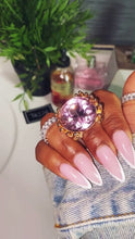 Звантаження та відтворення відео у перегляді галереї, Privileged Pink Crystal Ring
