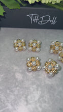 Video laden en afspelen in Gallery-weergave, Delia Gold Stud Earrings
