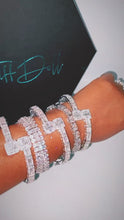 Video laden en afspelen in Gallery-weergave, Khloe Drip Baguette Bangle (1 Bangle Included)
