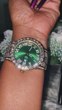 Video laden en afspelen in Gallery-weergave, Glossy Green Icy Watch
